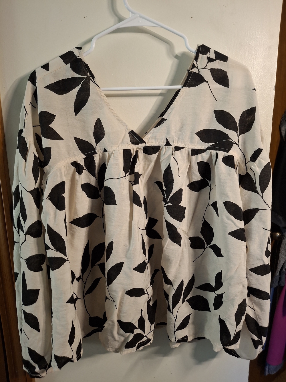 Ces Femme Black and White Leaf-Print V-Neck Blouse